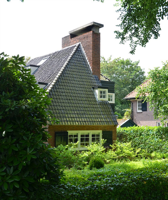 De voorzijde van de villa, gelegen in veel groen.
              <br/>
              Richard Keijzer, 2014-06-21